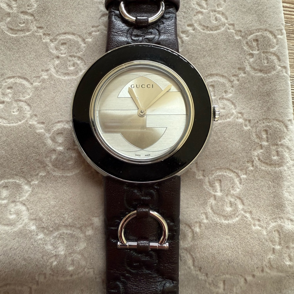 Gucci women’s watch with interchangeable brown and black bands! - Picture 4 of 8